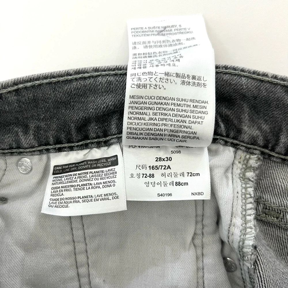 Levis size 28